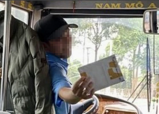 Tài xế Đỗ MC vừa nhắn tin trên điện thoại vừa lái xe. Ảnh cắt từ clip