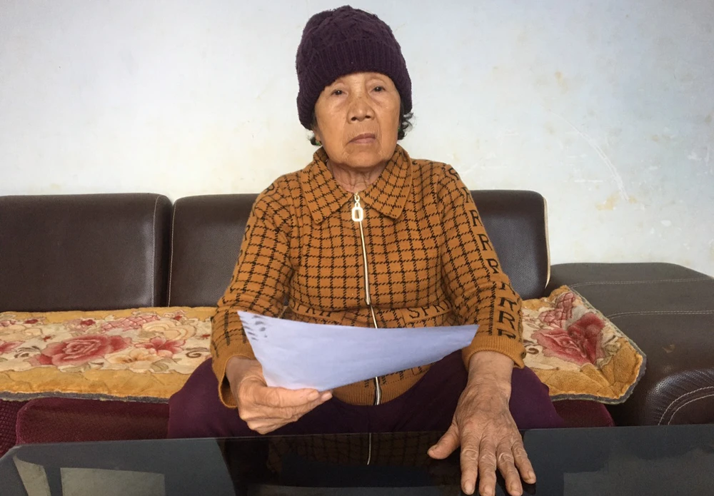 Bà Huỳnh Thị Liệu trao đổi với PV Pháp Luật TP.HCM. Ảnh: VŨ LONG