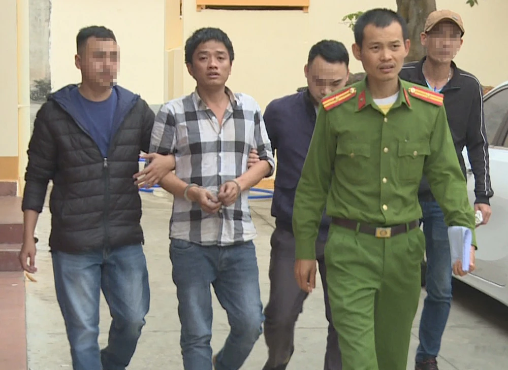 Dẫn giải Tuấn về trụ sở cơ quan điều tra. Ảnh: AX