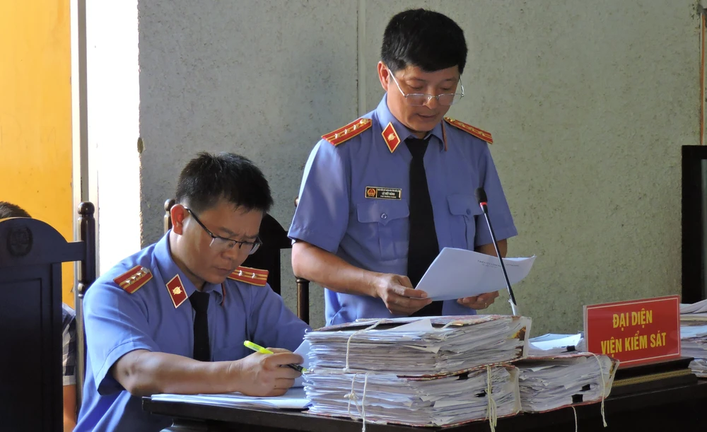 Đại diện VKSND tỉnh Đắk Lắk giữ quyền công tố ở một phiên tòa. Ảnh: VŨ LONG