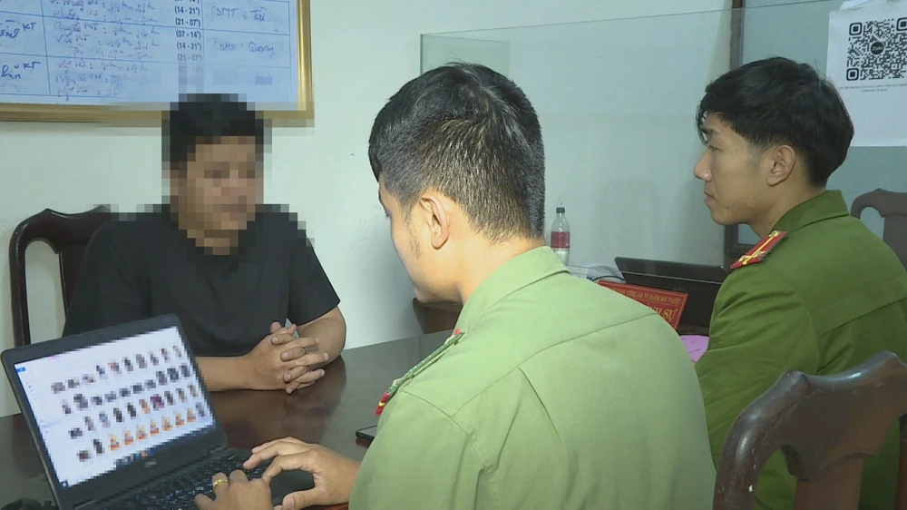 Tạ Tấn C tại cơ quan công an. Ảnh: AX