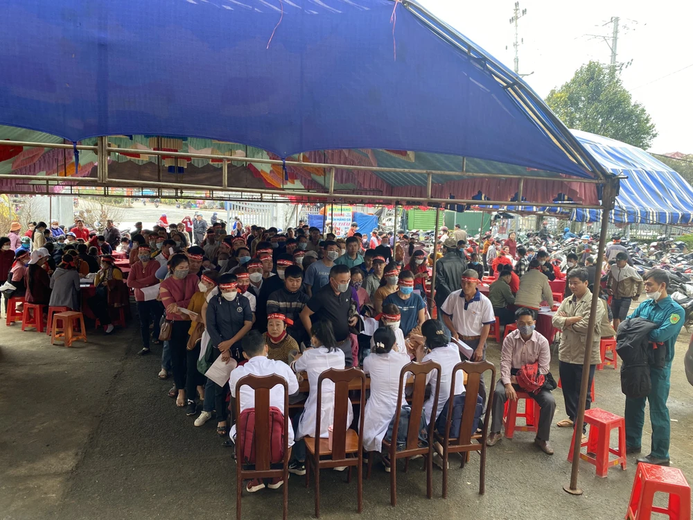 Đông đảo người dân ở huyện Ea Kar làm thủ tục để hiến máu. Ảnh: HT