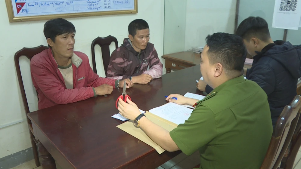 Phan Ngọc Vũ và Vũ Thanh Hổ tại cơ quan công an. Ảnh: SĐ