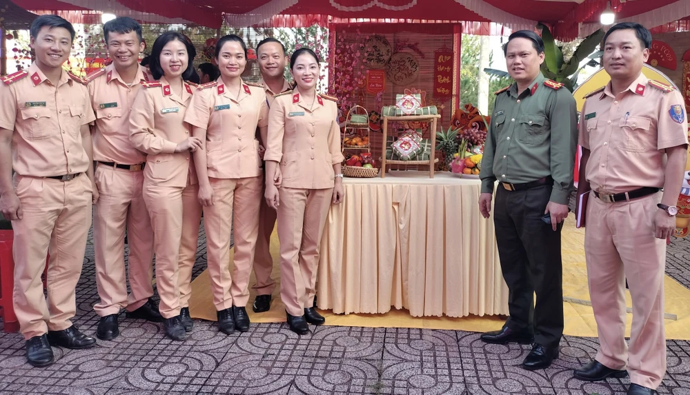 Đại tá Bùi Quang Thanh tham quan Hội thi nấu bánh chưng xanh dịp Tết Nguyên đán Qúy Mão 2023. Ảnh: MQ