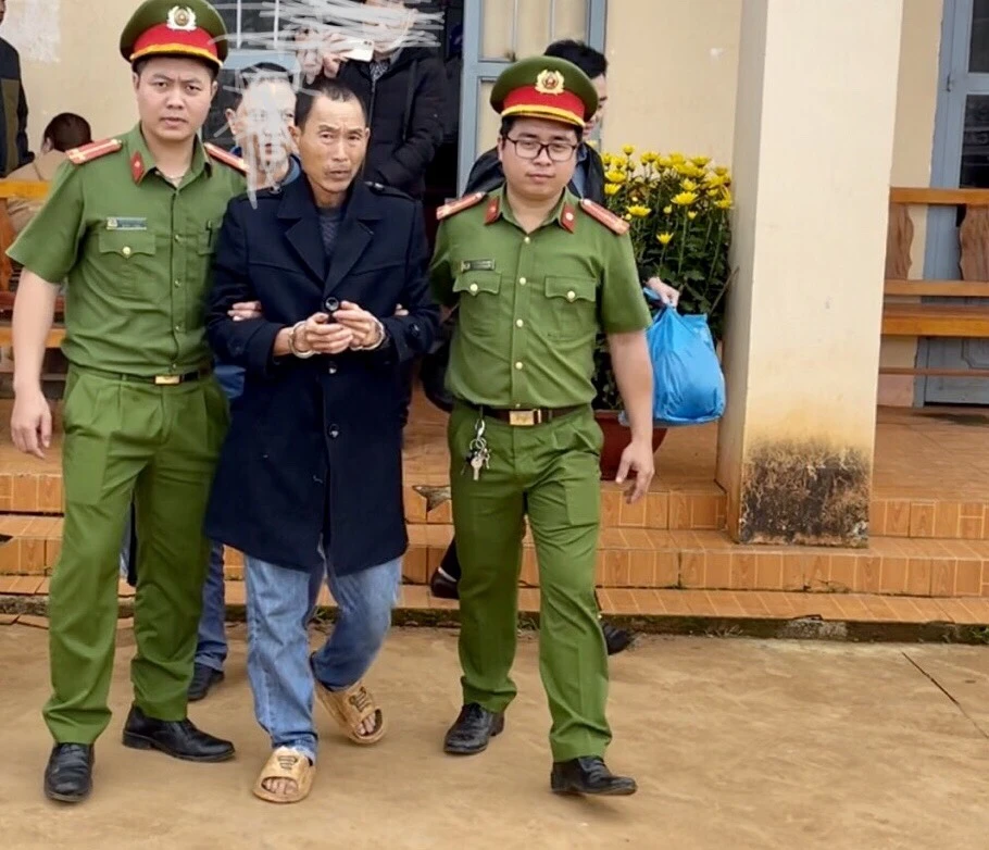 Dẫn giải Hoàng Văn Hiền đến cơ quan điều tra. Ảnh: MQ