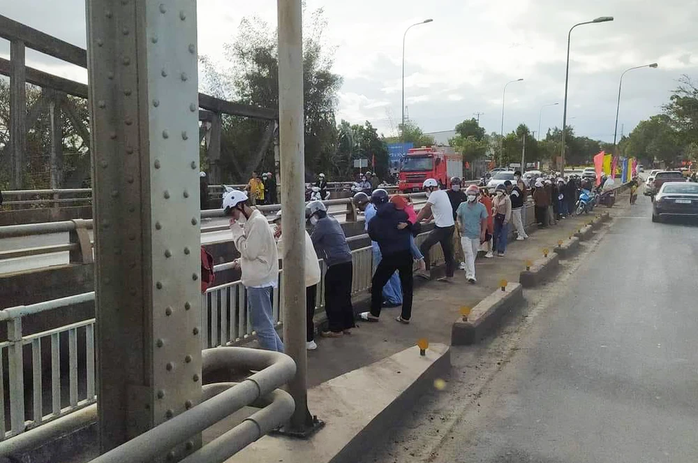 Người dân đến xem hiện trường vụ việc. Ảnh: AX