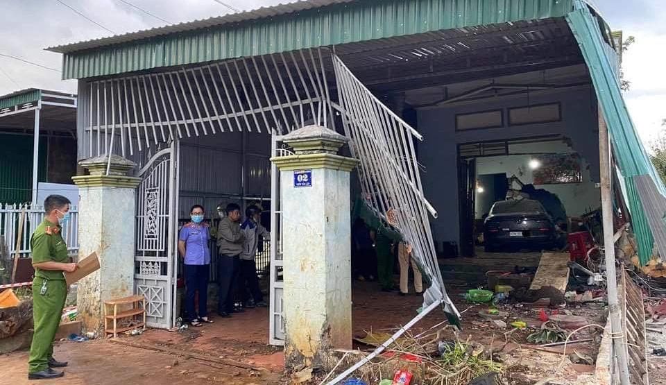 Cơ quan chức năng đang khám nghiệm hiện trường vụ tai nạn. Ảnh: NC Cơ quan chức năng đang khám nghiệm hiện trường vụ tai nạn. Ảnh: NC