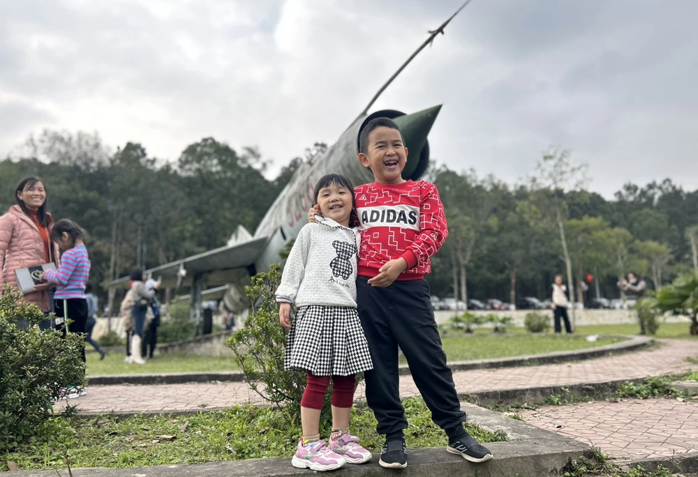 Nhiều em nhỏ chụp ảnh lưu niệm tại khu di tích. Ảnh: VŨ LONG