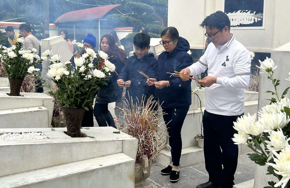 Người dân thắp hương tại nơi yên nghỉ của 10 cô gái thanh niên xung phong ở Ngã ba Đồng Lộc. Ảnh: VŨ LONG