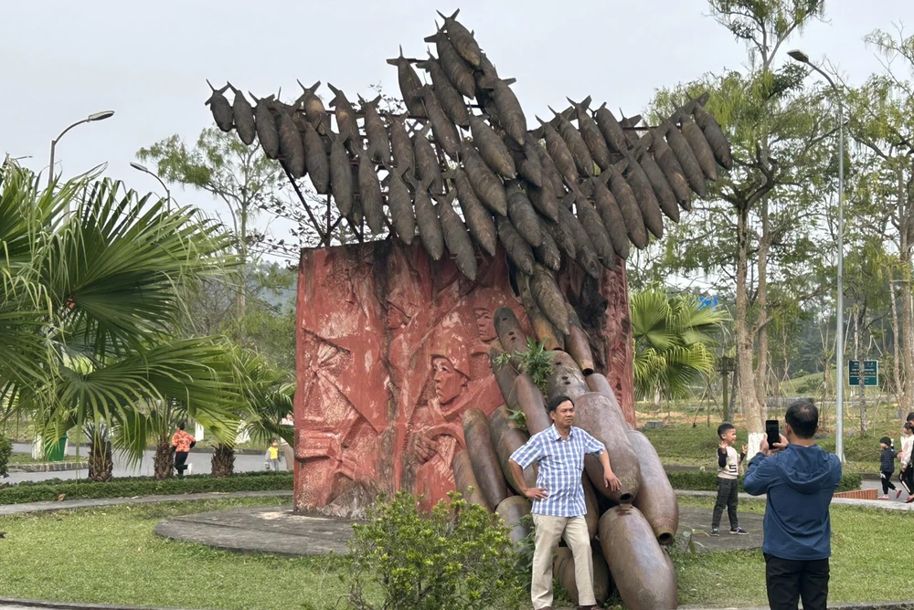 Chụp ảnh tại một điểm ở Ngã ba Đồng Lộc. Ảnh: VŨ LONG