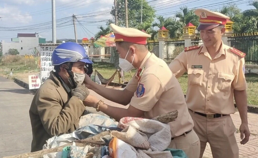 CSGT Đắk Nông 'chặn' hàng trăm xe đi đường để... tặng đồ ảnh 2