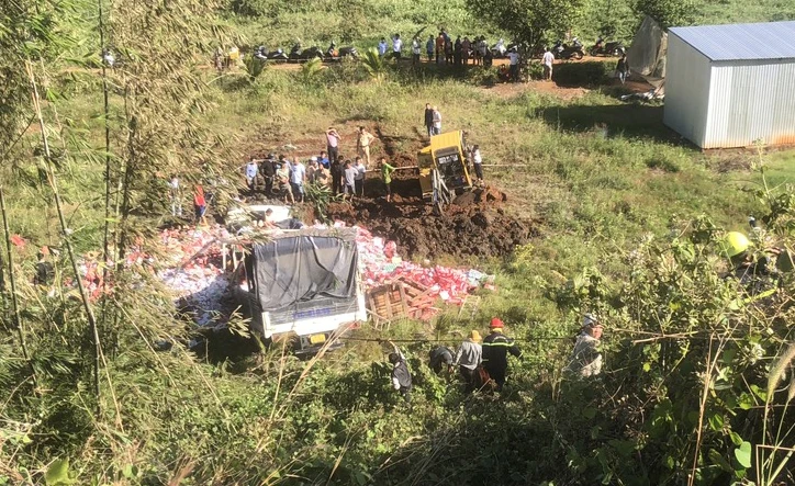 Người dân và lực lượng chức năng có mặt ở hiện trường. Ảnh: AX