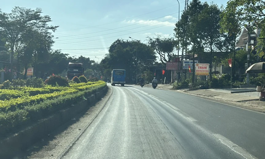 Quốc lộ 14 bị lượn "sóng" đoạn qua xã Tâm Thắng, huyện Cư Jút. Ảnh. VŨ LONG