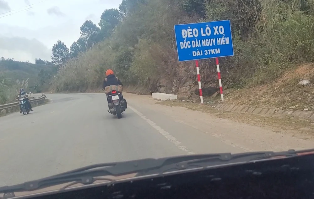 Biển cảnh báo ở đèo Lò Xo. Ảnh: VŨ LONG