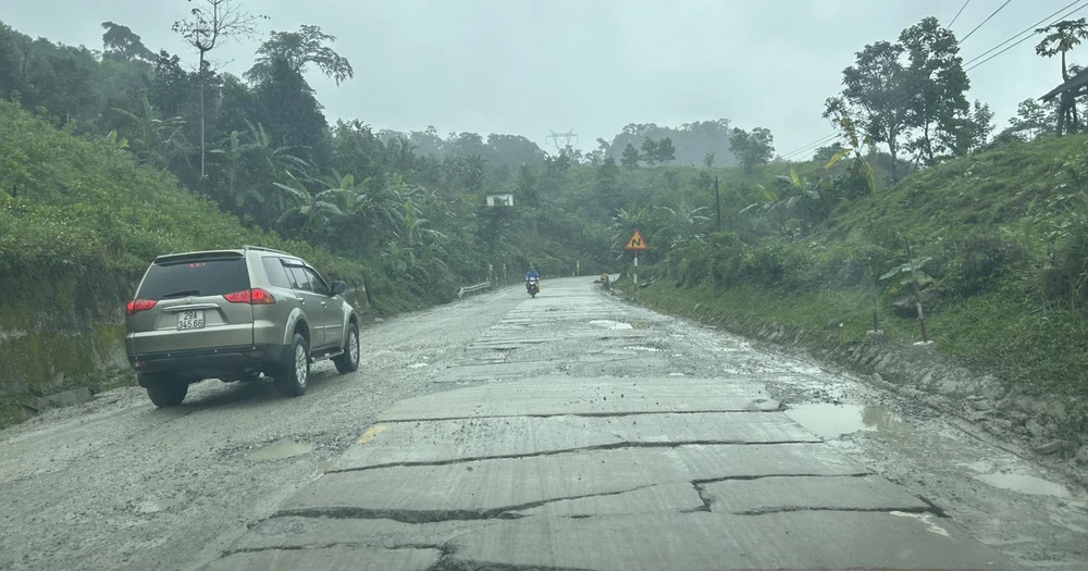 Mặt đường đèo Lò Xo xuống cấp tiềm ẩn nguy cơ mất an toàn giao thông. Ảnh: VŨ LONG