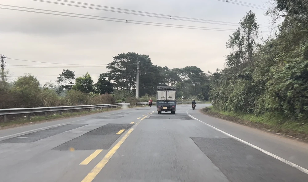 Hiện trạng Quốc lộ 14 đoạn từ huyện Ea Hleo về huyện Krông Búk (Đắk Lắk). Ảnh: VŨ LONG