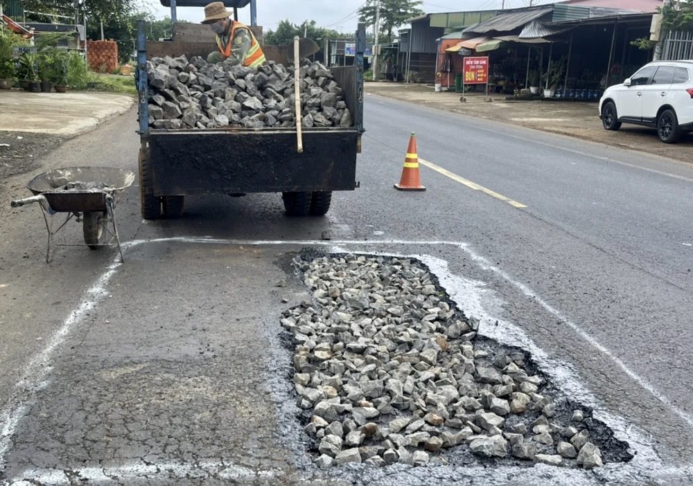 "Vá" mặt đường Quốc lộ 14 đoạn qua huyện Cư Jút (Đắk Nông). Ảnh: TNT