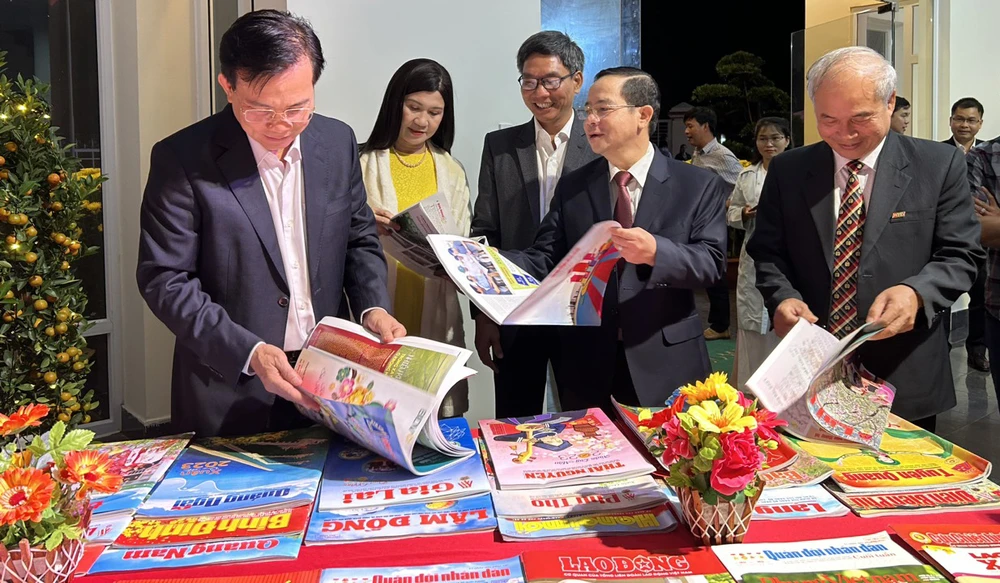 Lãnh đạo tỉnh Đắk Nông xem các gian trưng bày các ấn phẩm báo chí. Ảnh: VŨ LONG