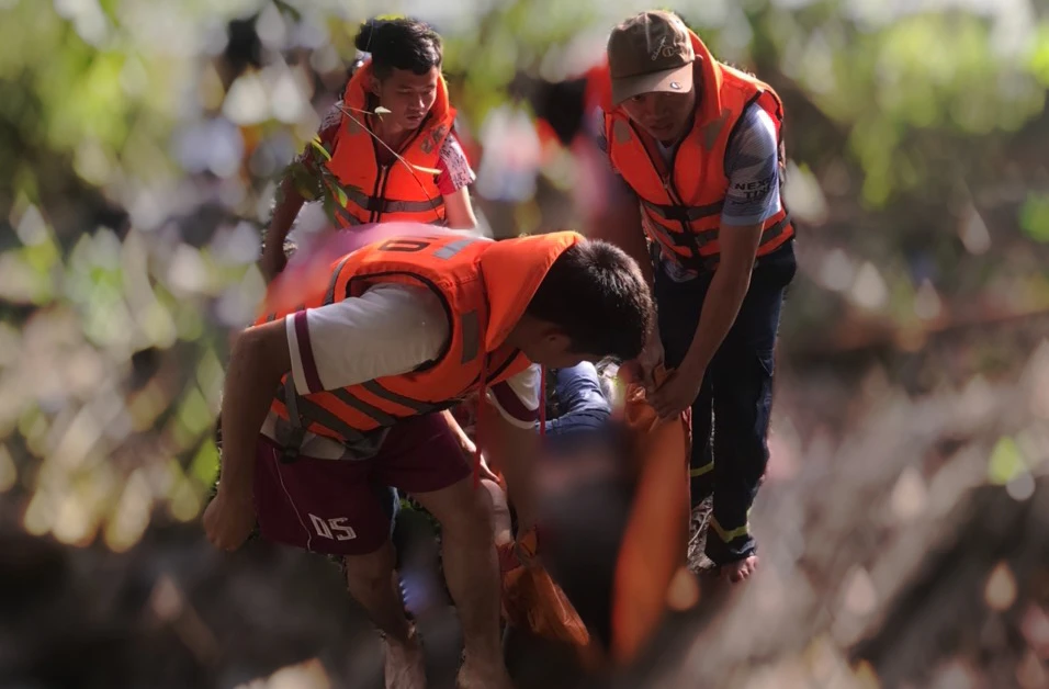 Thi thể nạn nhân được đưa lên bờ. Ảnh: QĐ