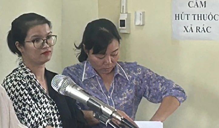 Bị can Lại Thị Mây (đeo kính) và bị can Nguyễn Thị Quế. Ảnh: VŨ LONG