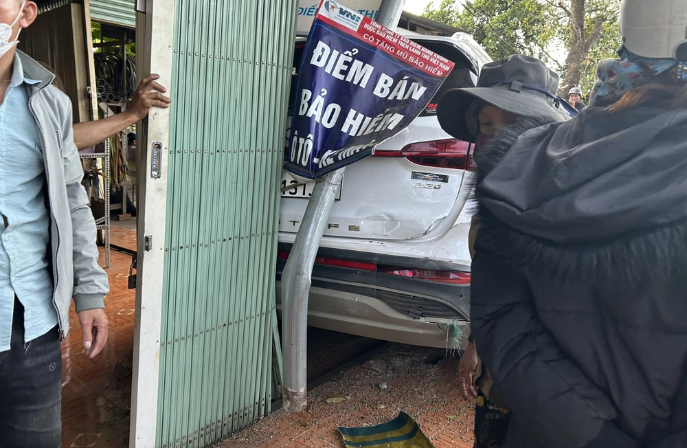 Nhà dân bị tông gãy trụ sắt. Ảnh: VŨ LONG