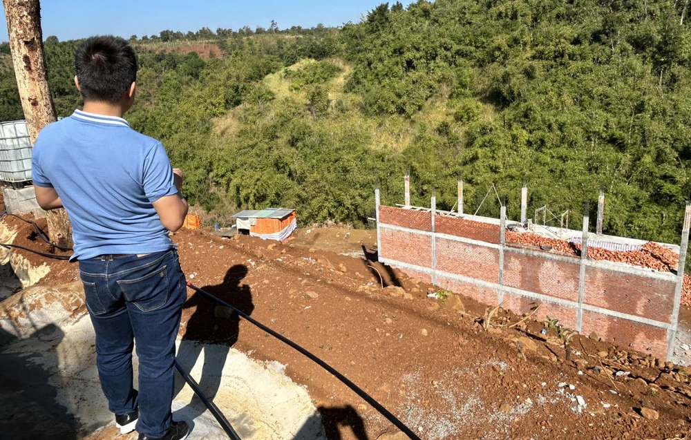 Nhà kiên cố đang được xây dựng lên tầng thứ ba. Ảnh: VŨ LONG Nhà kiên cố đang được xây dựng lên tầng thứ ba. Ảnh: VŨ LONG