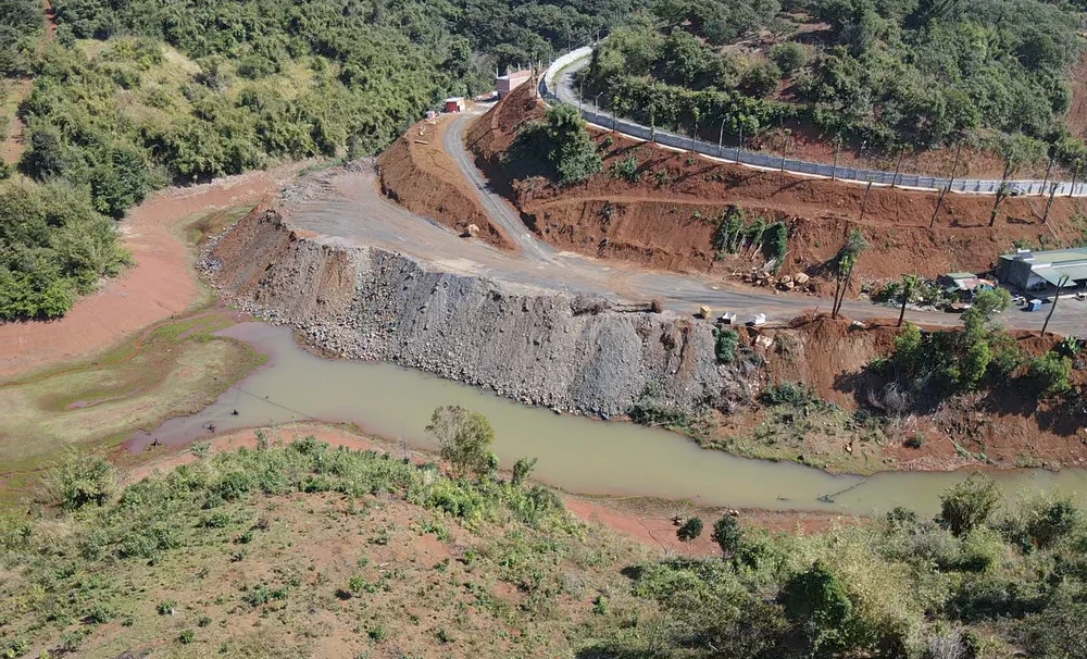 Khu đất bị san bạt, lấn hồ thủy điện, xây nhà trái phép. Ảnh: VŨ LONG Khu đất bị san bạt, lấn hồ thủy điện, xây nhà trái phép. Ảnh: VŨ LONG