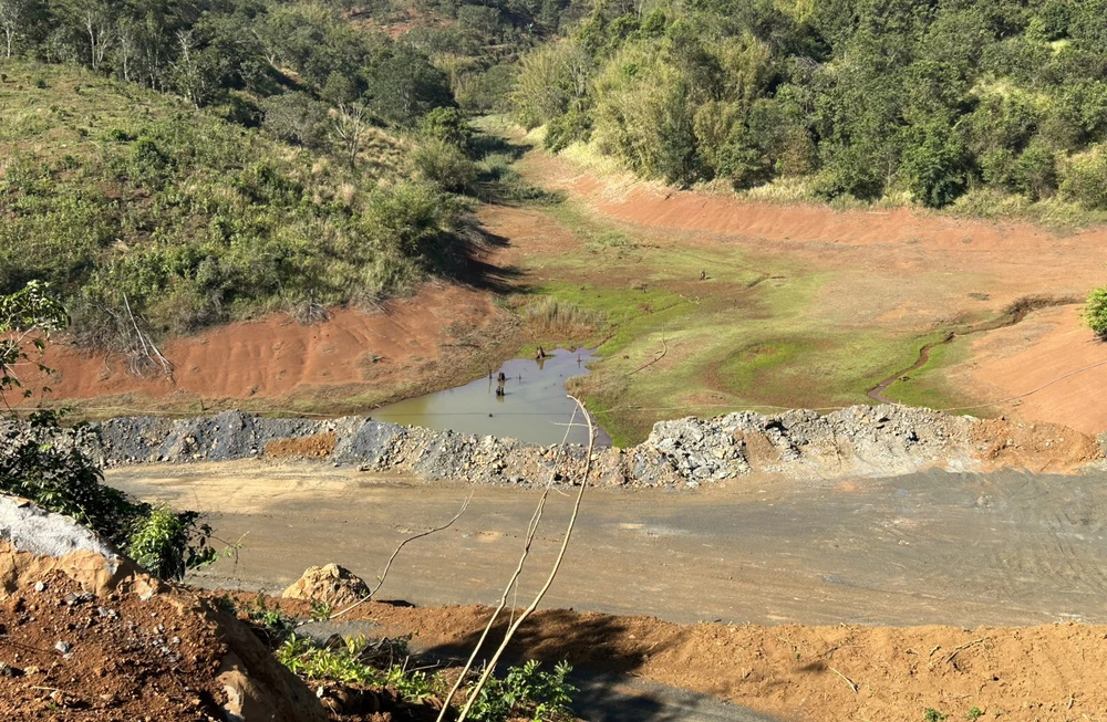 Phần đất lấn ra hồ thủy điện. Ảnh: VŨ LONG Phần đất lấn ra hồ thủy điện. Ảnh: VŨ LONG