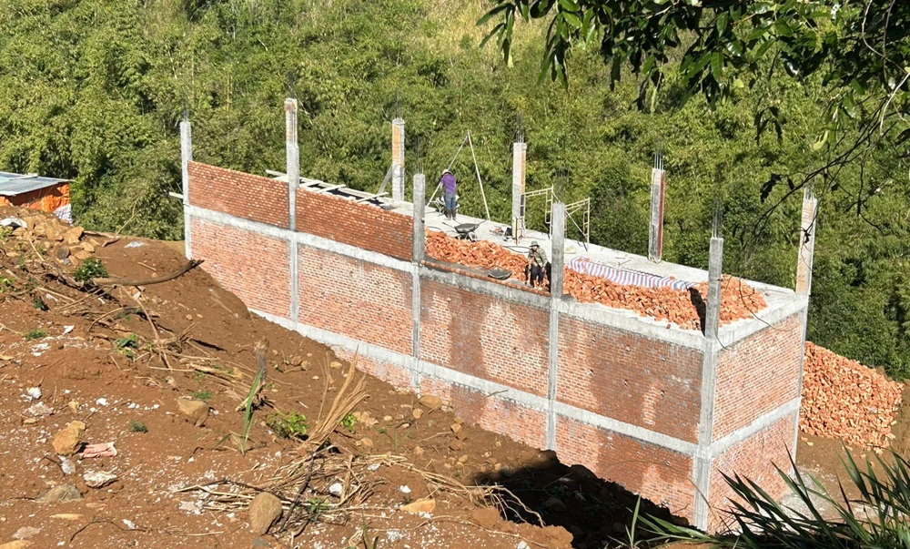 Ông Trần Văn Phúc xây dựng nhà kiên cố trên đất nông nghiệp.Ảnh: VŨ LONG