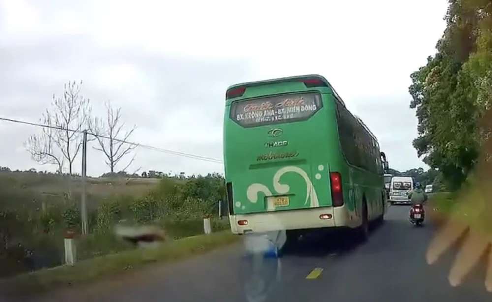 Xe khách vượt ẩu gây tai nạn. Ảnh cắt từ clip
