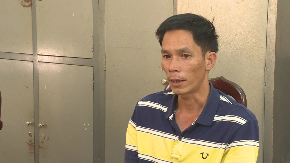 Lê Minh Hùng tại cơ quan công an. Ảnh: SĐ