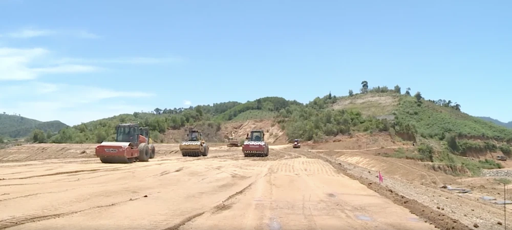 Thi công tại dự án hồ chứa nước Krông Pách Thượng. Ảnh: VŨ LONG