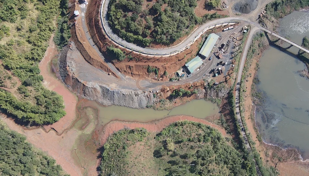 Ông Trần Văn Phúc làm biến dạng hiện trạng đất nông nghiệp: Ảnh: VŨ LONG