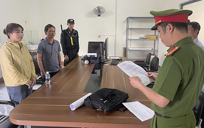 Cơ quan điều tra đọc lệnh bắt những người liên quan. Ảnh: VŨ LONG