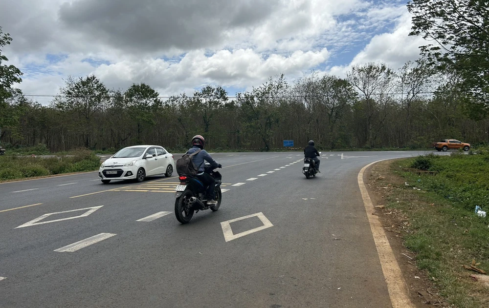 Phía trước đường tránh Tây thị xã Buôn Hồ là rừng cao su, là điểm nối đầu của dự án đường tránh Đông TP Buôn Ma Thuột. Ảnh: VŨ LONG