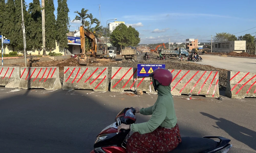 Chắn đường để thi công nút giao đường Đông Tây TP Buôn Ma Thuột. Ảnh: VŨ LONG