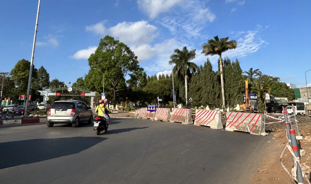 Dự án đường Đông Tây TP Buôn Ma Thuột kéo dài thi công suốt 8 năm đến nay còn ngổn ngang. Ảnh: VŨ LONG