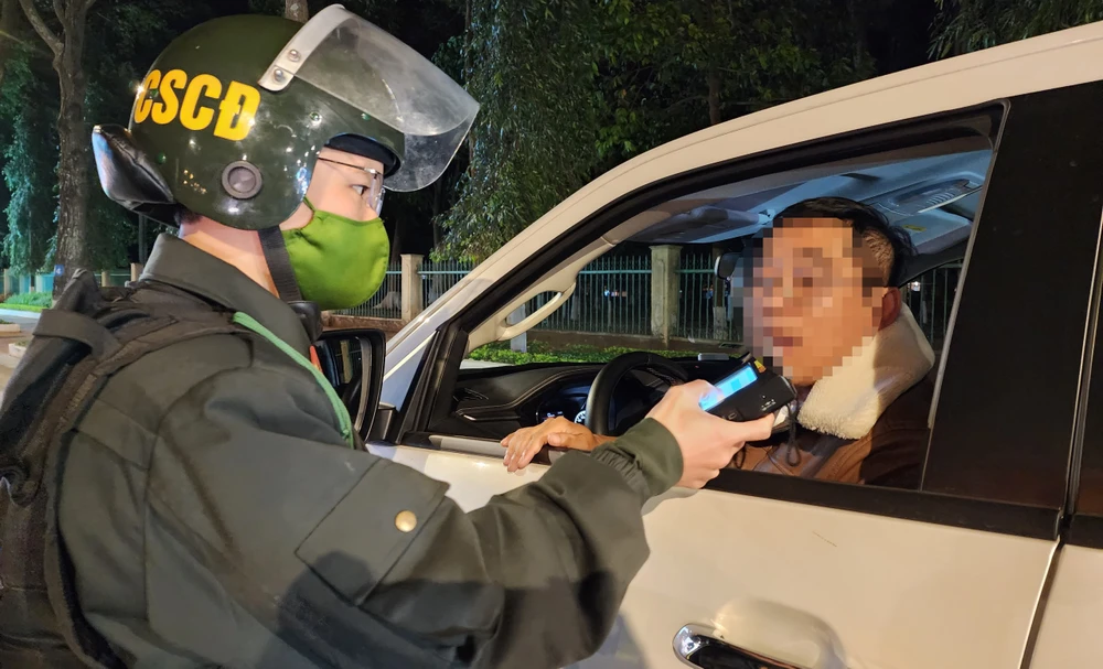 Lực lượng chức năng tỉnh Quảng Ngãi kiểm tra nồng độ cồn các phương tiện. Ảnh: AX