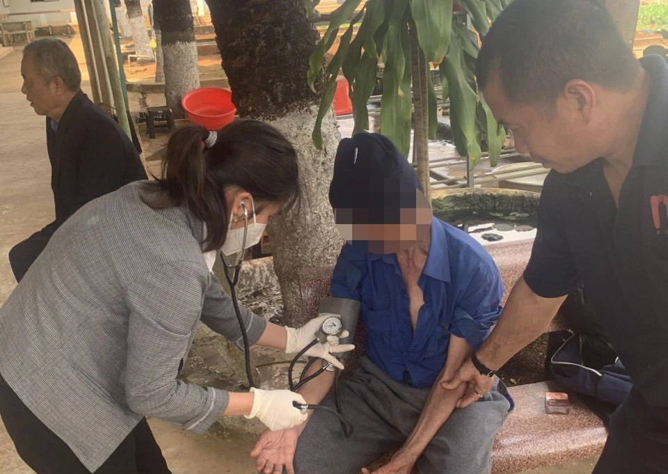 Khám sức khỏe cho người già lang thang xin ăn ở trung tâm bảo trợ xã hội. Ảnh: AX