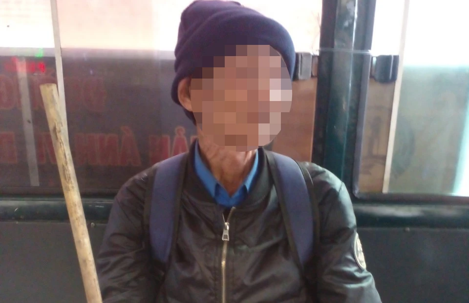 Một người lang thang ăn xin được đưa về trung tâm bảo trợ xã hội. Ảnh: AX