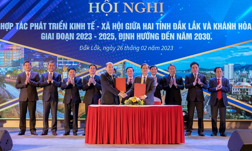 Lãnh đạo hai tỉnh Đắk Lắk và Khánh Hòa ký biên bản thỏa thuận. Ảnh: HG