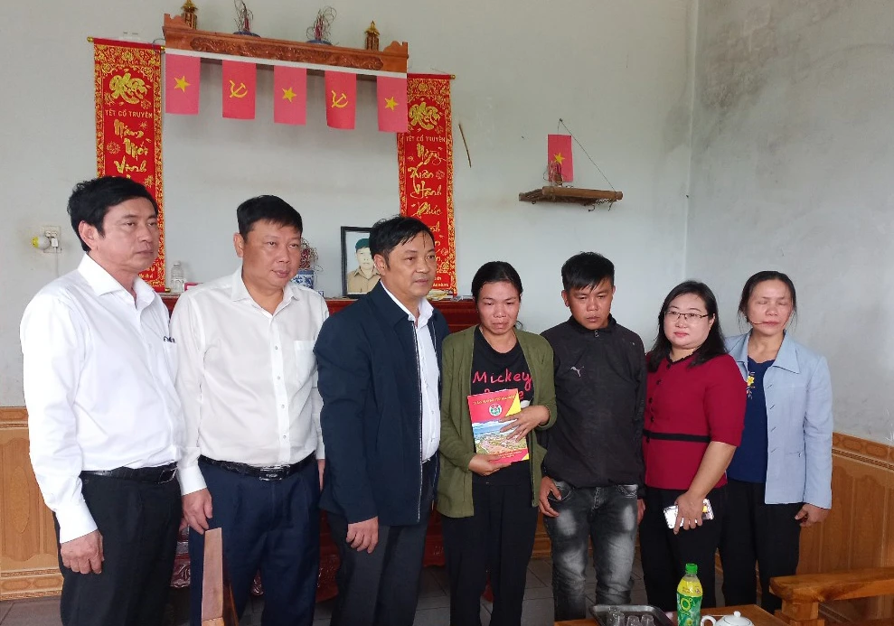 Ông Lê Trọng Yên cùng lãnh đạo huyện Đắk Mil thăm hỏi, động viên gia đình các cháu bị đuối nước. Ảnh: VŨ LONG