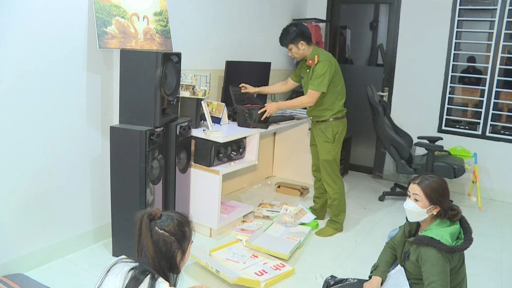 Cơ quan công an kiểm tra tại nơi lưu trú của những người liên quan. Ảnh: SĐ