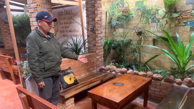 Cơ quan công an bắt giữ Lê Trần Độ khi vừa nhận tiền của nạn nhân. Ảnh: Công an huyện Đắk Mil