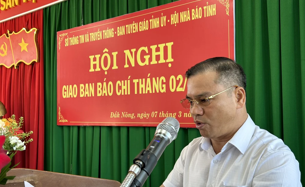 Nguyễn Văn Nghĩa, Giám đốc Ban quản lý các dự án đầu tư xây dựng tỉnh Đắk Nông thông tin về các dự án. Ảnh: VŨ LONG