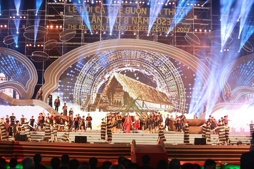 Chương trình văn nghệ khai mạc lễ hội cà phê Buôn Ma Thuột lần thứ 8 năm 2023. Ảnh: MC