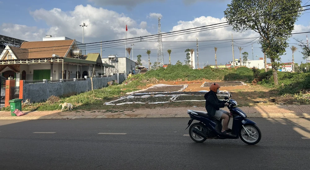 Khu 375 m2 đất (bãi đất trống) được Nông trường cà phê Đức Lập cấp cho ông Vương bị thu hồi ở Quảng trường huyện Đắk Mil. Ảnh: VŨ LONG