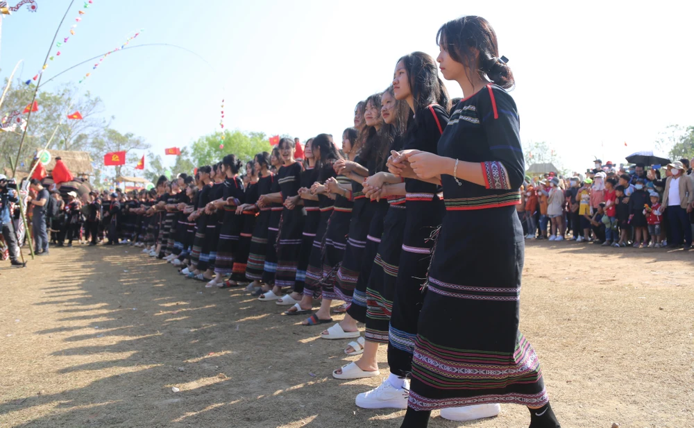 Sự kiện hội voi Buôn Đôn thu hút đông đảo người dân đến xem. Ảnh: MC