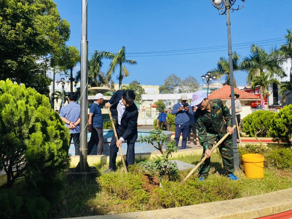 Việc trồng gần 400 gốc đào là hưởng ứng theo lời dạy của Bác Hồ. Ảnh: AX