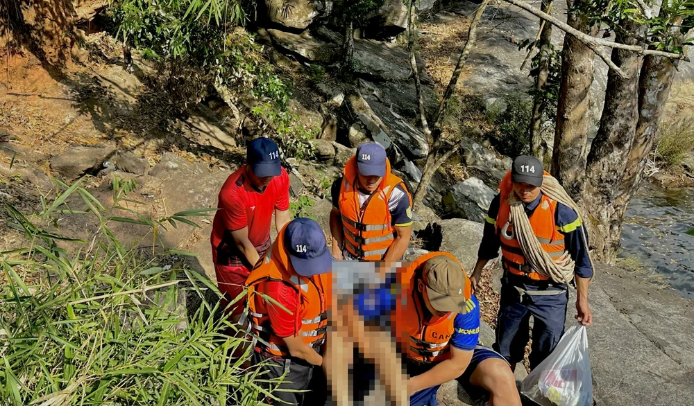 Đưa thi thể anh Q lên bờ. Ảnh: CACC